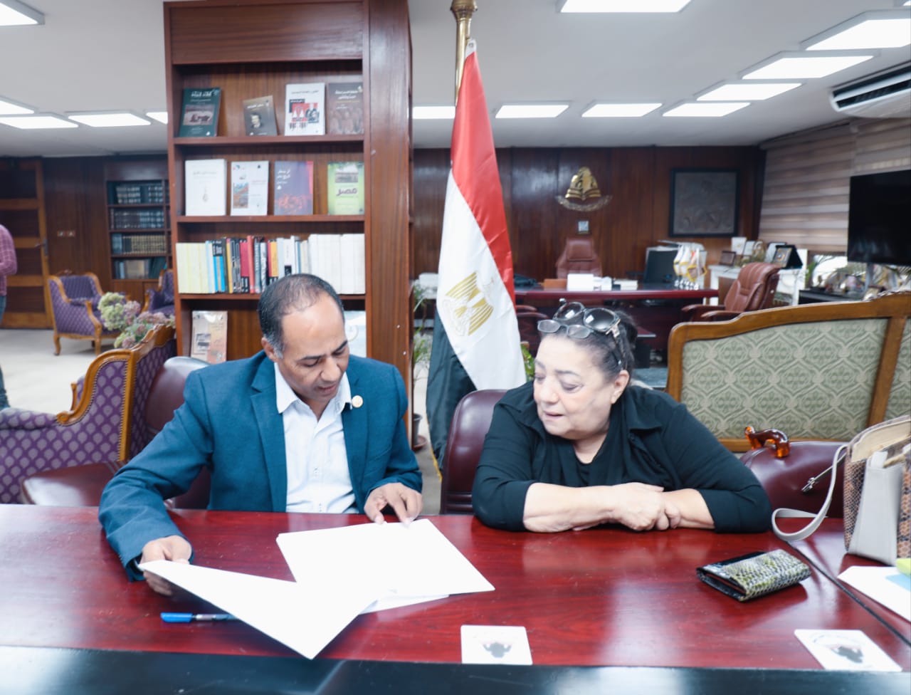 «هيئة الكتاب» تتعاقد مع أسرة الراحل الدكتور شكري عيّاد لإصدار مؤلفاته في طبعات جديدة